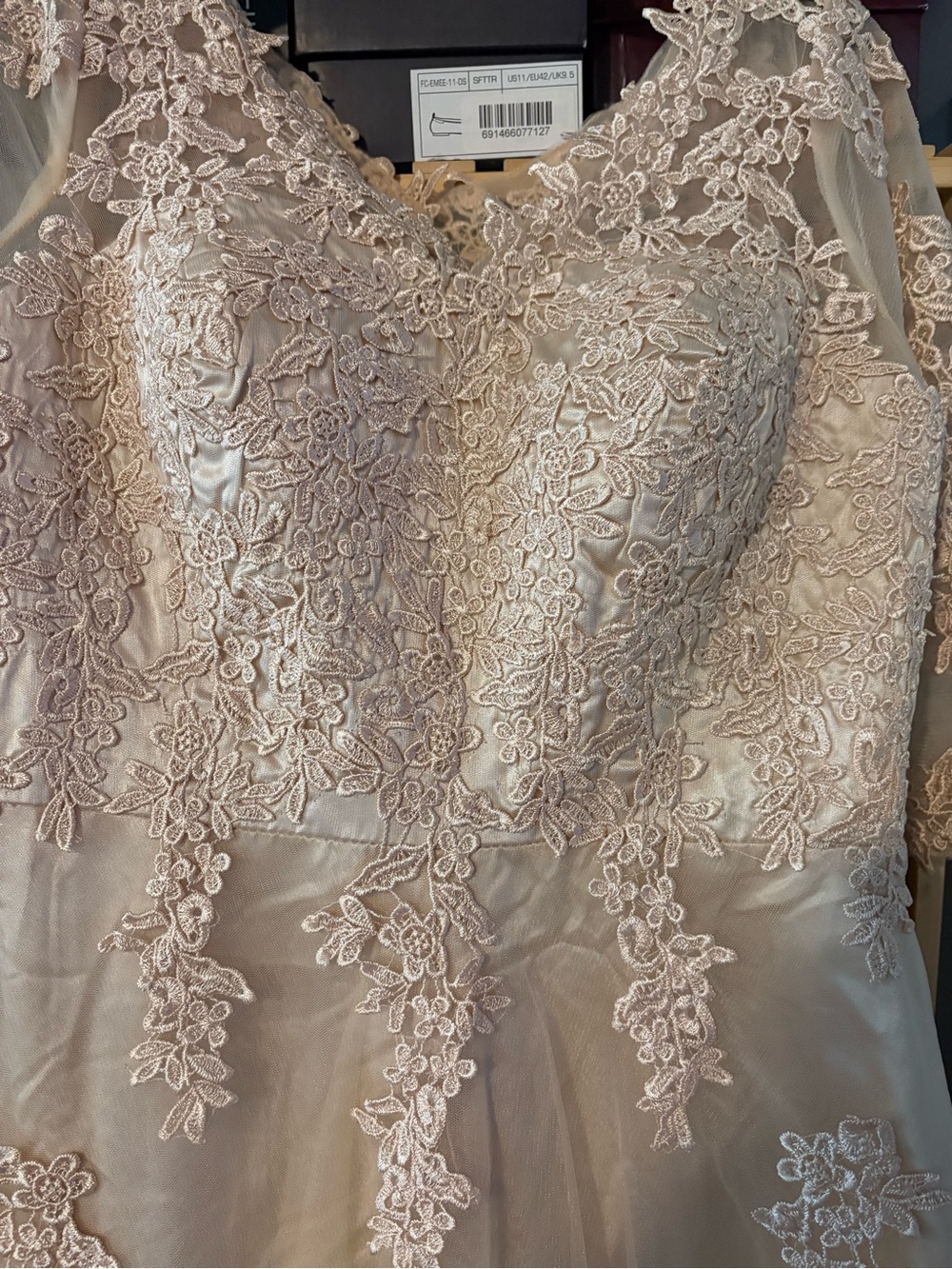 Elegant Lace A-Line Wedding Dress in beige - Picture 4 of 10